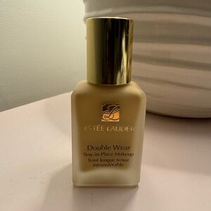 Estée Lauder double wear foundation shade 2w2 rattan